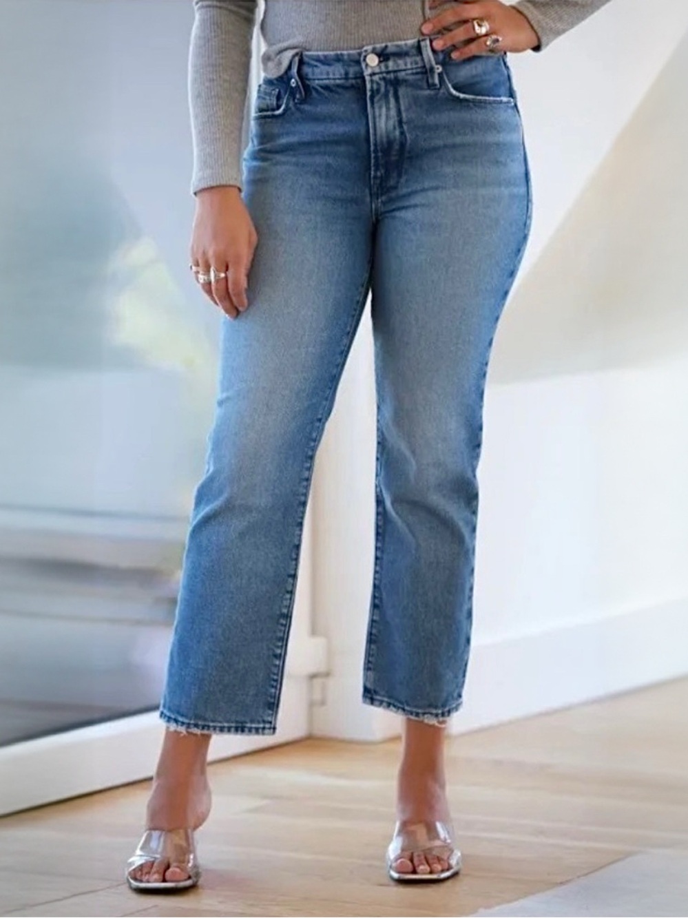 Good American Straight Leg Jeans in Light Blue Wash